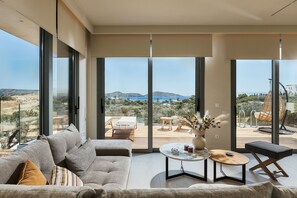 Una Smart TV, libros, un reproductor estéreo