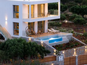 Una piscina al aire libre, una piscina climatizada