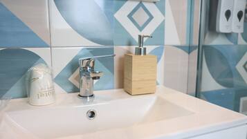 Dusche, Haartrockner, HandtĂŒcher, Seife