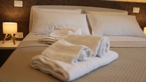 Deluxe Triple Room, Sea View | Meja, ruang kerja komputer riba, kalis bunyi, Wi-fi percuma 
