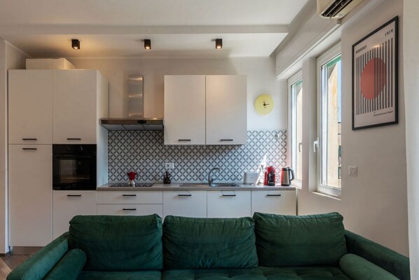 Interior - GuestHost - Colorful Apt in Vintage-Modern Style (Rome)