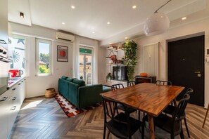 Dining - GuestHost - Colorful Apt in Vintage-Modern Style (Rome)