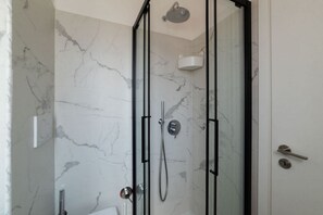 Douche, bidet, serviettes fournies