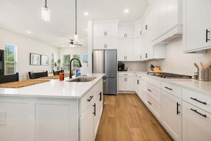 Køleskab, mikrobølgeovn, kogeplade, opvaskemaskine