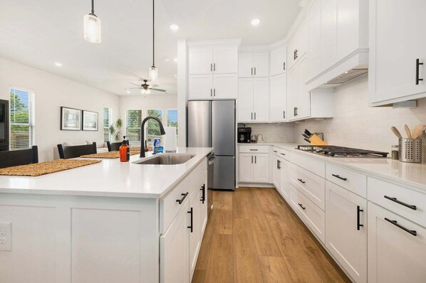 Fridge, microwave, stovetop, dishwasher