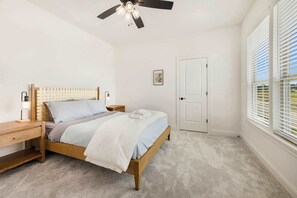 Desk, iron/ironing board, WiFi, bed sheets