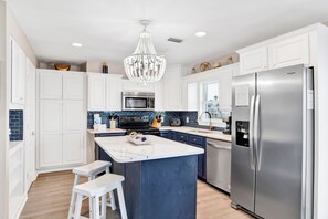Microwave, oven, dishwasher, coffee/tea maker