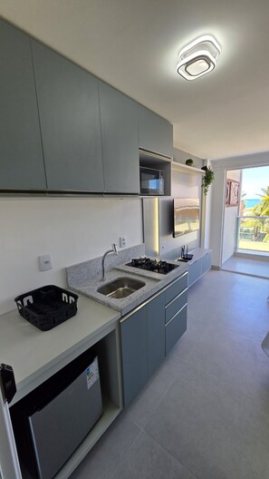 Appartement, vue plage | Cuisine privée | Mini réfrigérateur, micro-ondes, plaque de cuisson