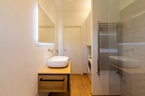 Douche, sèche-cheveux, bidet, serviettes fournies