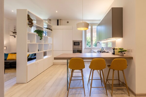 Refrigerador, microondas, horno y lavavajillas