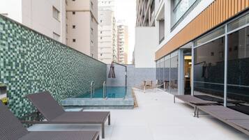 Una piscina al aire libre (de 07:00 a 22:00), sombrillas, tumbonas