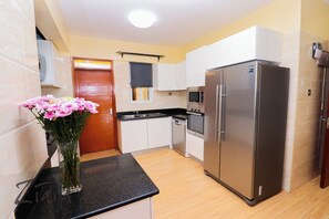 Micro-ondes, four, plaque de cuisson, lave-vaisselle