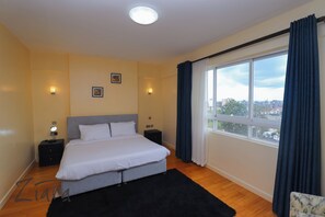 3 habitaciones, tabla de planchar con plancha, wifi y ropa de cama 