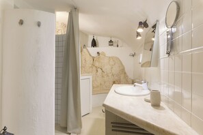 Estudio, planta baja | Baño | Ducha, secador de pelo, toallas y jabón