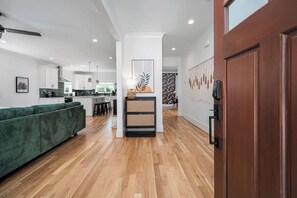 Télévision, livres, espaces bureaux