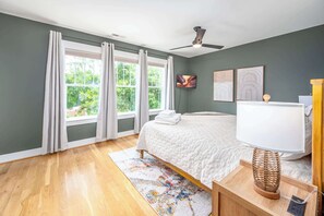 Desk, iron/ironing board, WiFi, bed sheets