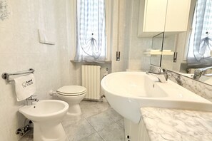 Doccia, bidet, asciugamani