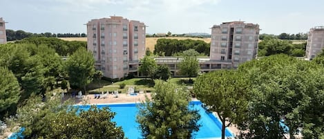 حمّام سباحة مُدفَّأ