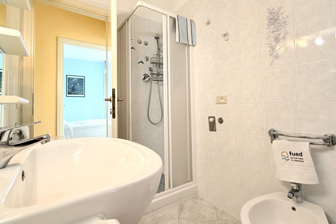 Douche, bidet, serviettes fournies