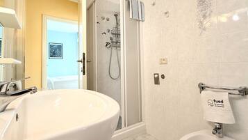 Douche, bidet, serviettes fournies