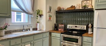 Location! Comfy Beds~Hot Tub~6mi KY Horse Park~Walkable