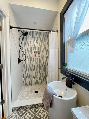 Douche, sèche-cheveux, serviettes fournies, savon