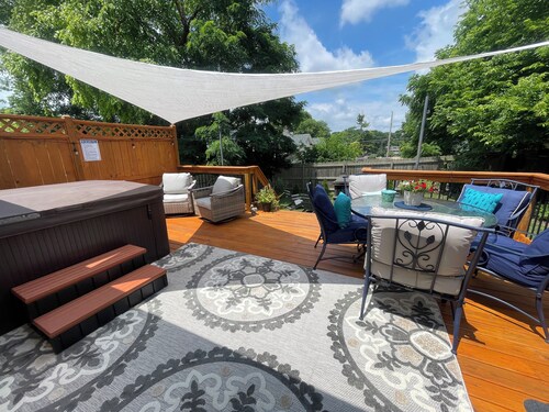 Location! Comfy Beds~Hot Tub~6mi KY Horse Park~Walkable