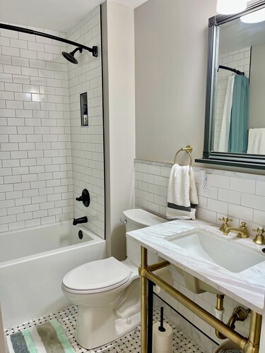 Location! Comfy Beds~Hot Tub~6mi KY Horse Park~Walkable
