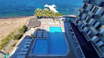 Una piscina al aire libre de temporada