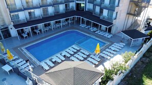 Una piscina al aire libre de temporada