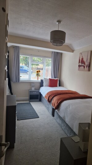 2 chambres, fer et planche à repasser, lit parapluie, Wi-Fi gratuit