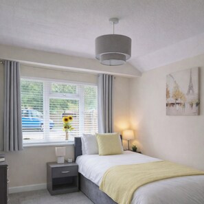 2 bedrooms, iron/ironing board, travel crib, free WiFi - GF Coastal retreat nr Southampton port & city. Close to New Forest & attractions (Southampton)