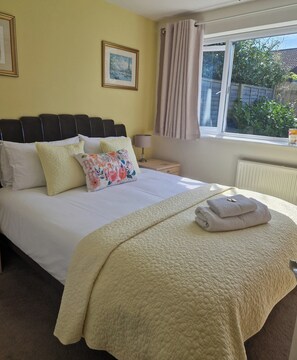 2 bedrooms, iron/ironing board, travel crib, free WiFi - GF Coastal retreat nr Southampton port & city. Close to New Forest & attractions (Southampton)