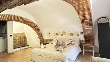 1 bedroom, in-room safe, iron/ironing board, free WiFi