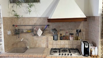 Een microgolfoven, een oven, een kookplaat