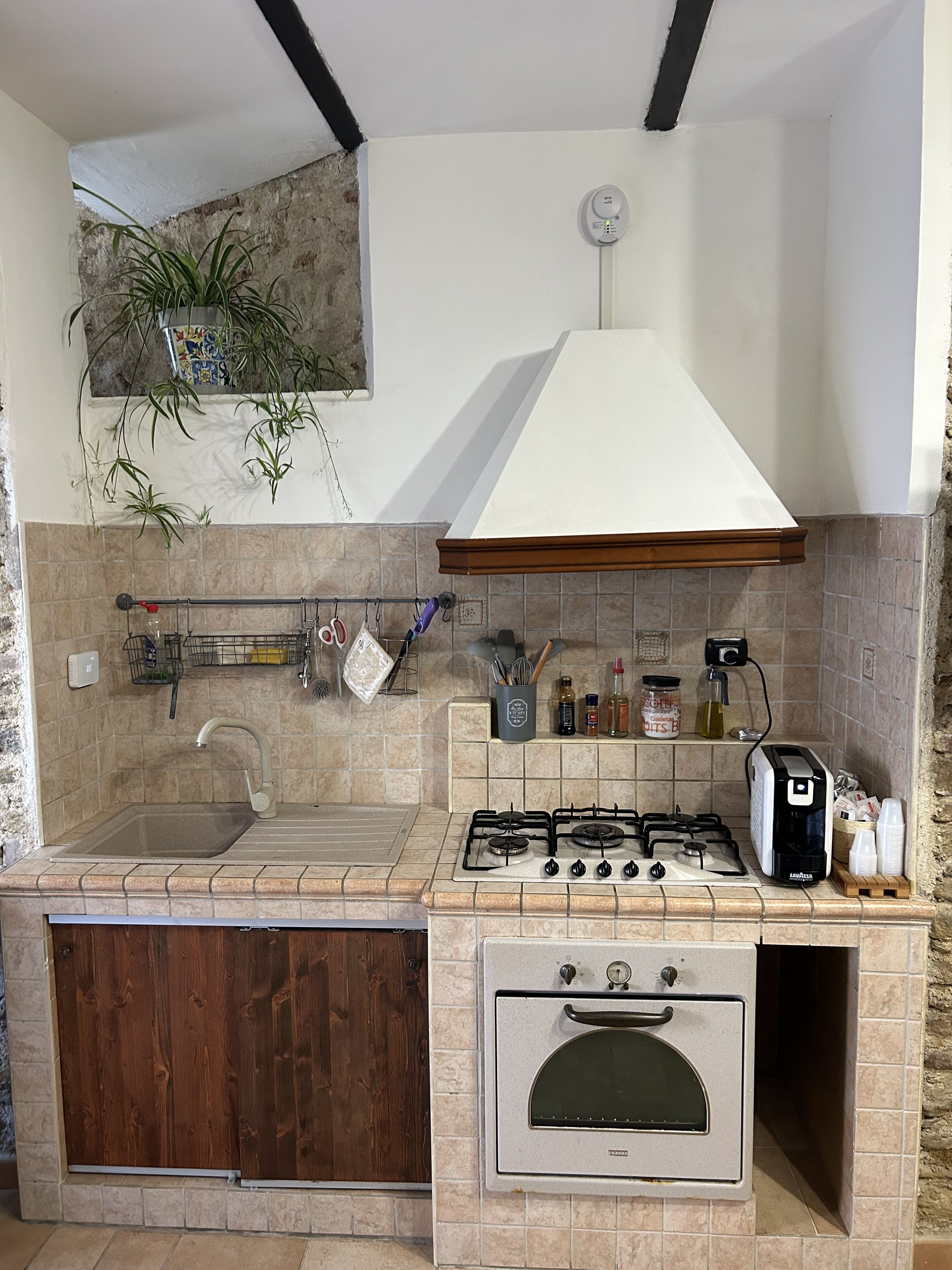 Mikrowelle, Ofen, Herdplatte, Wasserkocher mit Kaffee-/Teezubehör