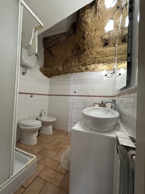 Douche, sèche-cheveux, bidet, serviettes fournies
