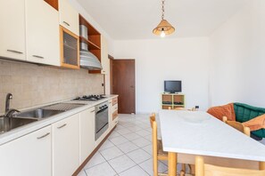 Refrigerador, horno, parrilla de estufa y utensilios de cocina 