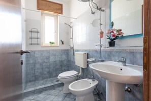Dusche, Bidet, Handtücher