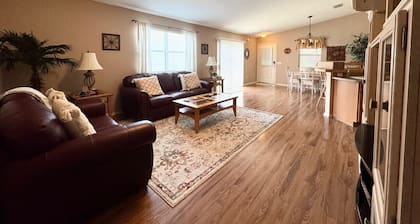 Joy on Whisper (Ashland) |Getaway Near Squares, Golf & Pools