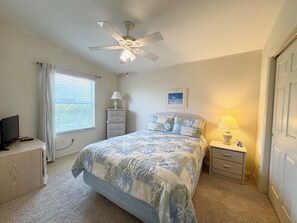 2 quartos, escrivaninha, ferros/tábuas de passar roupa