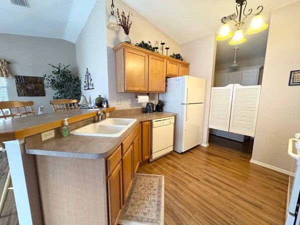 Jääkaappi, mikroaaltouuni, uuni, liesi