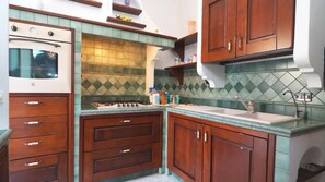 Jääkaappi, uuni, liesi, keittoastiat/astiat/ruokailuvälineet