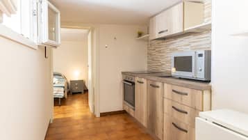 Fridge, oven, stovetop, cookware/dishes/utensils