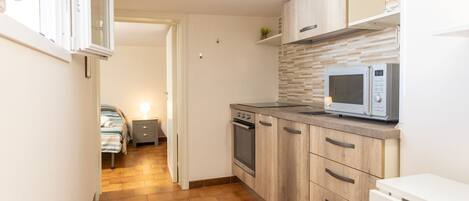 Frigorífico, horno, placa de cocina y utensilios de cocina