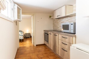 Refrigerador, horno, placa de cocina, utensilios de cocina