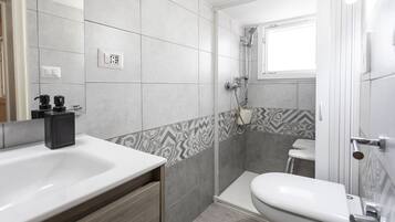 Dusche, Bidet, Handtücher