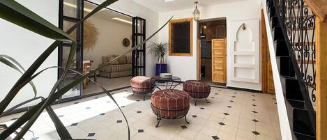 المنشأة من الداخل