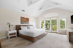 6 bedrooms, iron/ironing board, WiFi, bed sheets