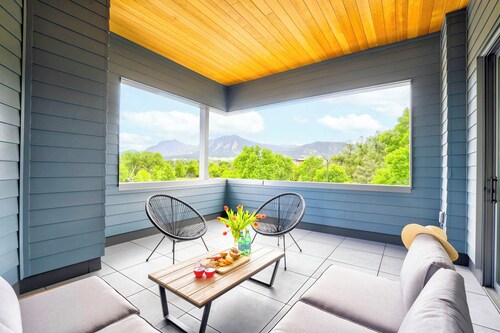 Stunning Townhouse Steps to Downtown, CU & Hiking Trails